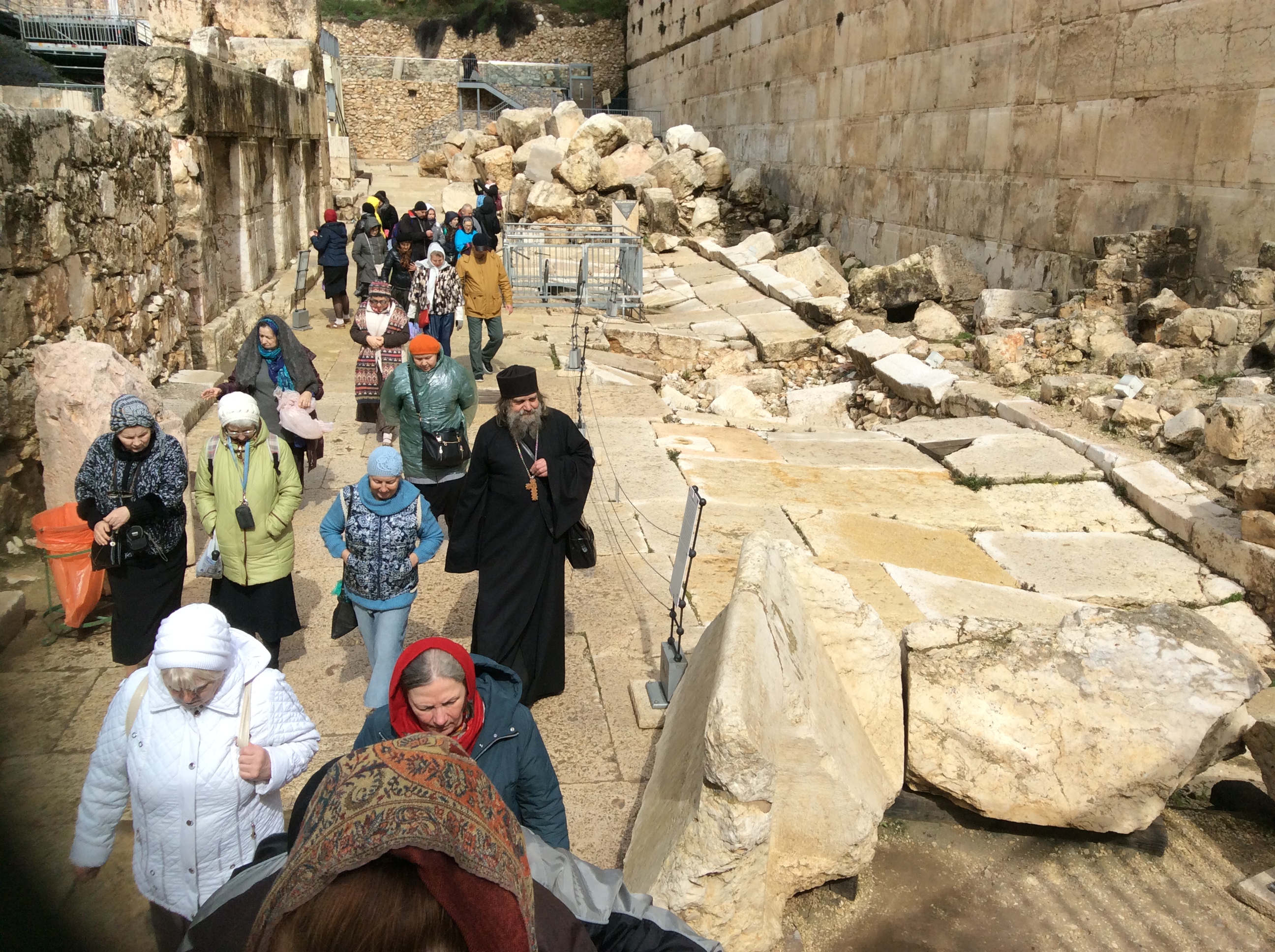 Камень в воздухе в иерусалиме