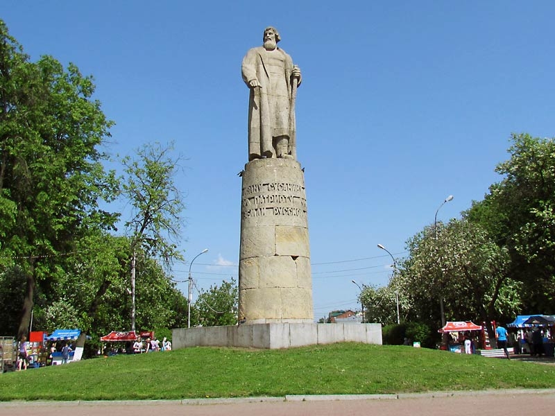 Памятник сусанину в сусанино. Памятник Сусанину Кострома. Памятник Ивану Сусанину в Костроме.